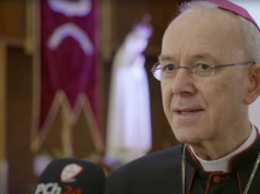 „Profanacja Drzwi Świętych i drwina z Boga”. Bp Schneider ostro o „pielgrzymce LGBTQ+” do Watykanu