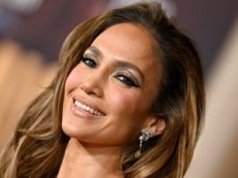 56-letnia Jennifer Lopez pręży się w bikini. Fani oszaleli: 