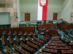 Sondaż: tylko cztery partie w Sejmie. Wśród nich Konfederacja i partia Grzegorza Brauna