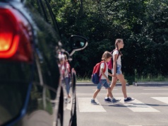 Jego rodzina mieszka obok szkoły, powiedział, co doprowadza go do szału. 