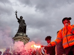 Problemy Francji się pogłębiają. Agencja ratingowa tnie rating