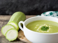 Zupa z cukinii – lekki pomysł na obiad