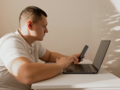 Dziecko jedzie na studiach, rodzice łapią się za portfele. 