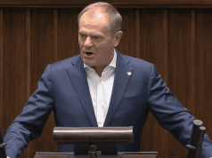 Tusk wszedł na salę i się zaczęło. 