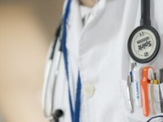 NFZ ma miliardową dziurę. Pacjenci odczują to już tej jesieni – kolejki paraliżują system!