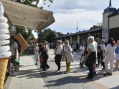 Turyści w Świnoujściu korzystają z ostatnich dni lata