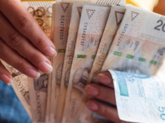 2333 zł miesięcznie dla każdego Polaka. Bez jakichkolwiek warunków. Ale jest 