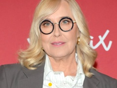 Agata Młynarska pokazuje, co ma w plecaku ewakuacyjnym. 