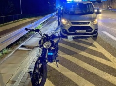 Obrockrajowiec prowadził motocykl w klapkach i bez kasku. 