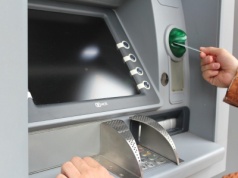 Banki likwidują swoje sieci bankomatów! Klienci są wściekli