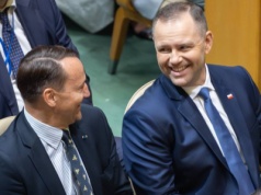 Sikorski zaskoczył. Pokazał wspólne zdjęcia z Nawrockim. 