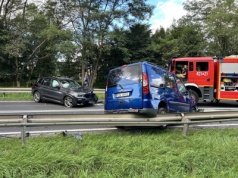 Poważny wypadek na ul. Kostrzewskiego w Gnieźnie. Droga była całkowicie zablokowana