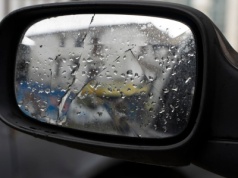 Oszustwo zaczyna się od lusterka. Później plądrują auta w biały dzień