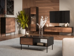 Jesienne trendy: brąz + pudrowy róż w salonie – jak dobrać meble i tkaniny?