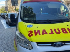 Ambulans, który nie ratował życia, zastawił przejście. 
