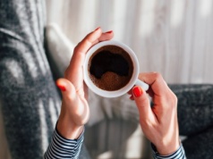 Caffe nap, czyli drzemka po kawie. Czy to prawda, że krótki sen wzmacnia działanie kofeiny?