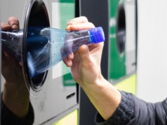 Od dziś wchodzi system kaucyjny. Butelki i puszki z dodatkową opłatą