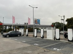 Tesla Supercharger Warszawa, Al. Krajowska – działa. A w Stanach pierwszy Supercharger v4 dla architektury 800 V