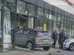Kierująca elektrycznym Hyundaiem wjechała do sklepu obuwniczego