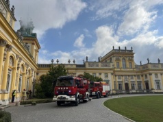 Wozy strażackie pod Muzeum Pałacu Króla Jana III Sobieskiego w Wilanowie. 