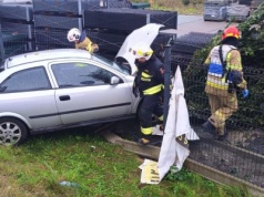 Opel uderzył w ogrodzenie po wymuszeniu pierwszeństwa