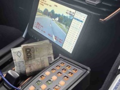 Zamiast wysokiego mandatu położył na podłokietniku w radiowozie 950 zł