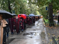 UJ rozpoczął 662. rok akademicki. Pochód profesorów w deszczu i protest przeciwko Izraelowi (ZDJĘCIA)