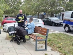 Wziął dziecko w wózku na spacer i był nienaturalnie wesoły. 