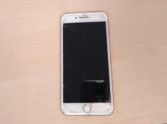 Różowy iPhone czeka na właścicielkę / właściciela w komisariacie