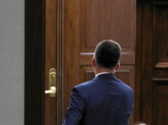 Hołownia leciał wysoko, wylądował nisko. Dziewięć lekcji: duopolu, próżności, paniki, kompromisu...