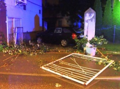 59-latek staranował autem ogrodzenie posesji w centrum Tarnowskich Gór