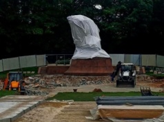 Zakryli pomnik Chopina w Łazienkach płachtą. 