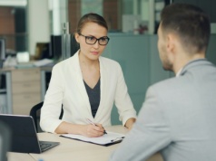 Czas między wysłaniem CV a przyjęciem oferty pracy się wydłuża