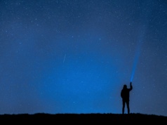 Enigmatyczne wzory na niebie zaskoczyły świat. Winowajca? Nowa tajna broń Chin