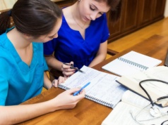14 148,57 zł miesięcznie po tych studiach. Kierunki, które są gwarantem dobrych zarobków