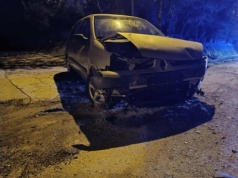 Było za szybko, straciła panowanie nad pojazdem. Zakończyła jazdę wpadając do rowu (zdjęcia)
