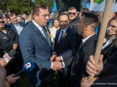 Minister Krajewski: W moją stronę poleciał wieniec z suszonych chwastów