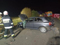 Śmiertelny wypadek w powiecie bełchatowskim. Mężczyzna wypadł z samochodu