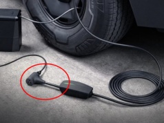 Tesla Model Y Performance obsługuje oddawanie energii, V2L. Do 2,4 kW, ale nie wiadomo, czy także w Europie