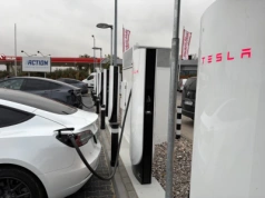 Nowy Supercharger w Warszawie już otwarty. Kierowcy rozczarowani prędkością ładowania