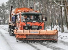 28 tys. ton soli i 150 pługów. Małopolscy drogowcy są gotowi na akcję zima