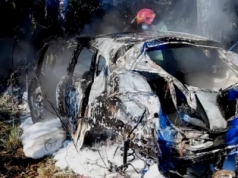 Wypadek na drodze S1. Pojazd wypadł z drogi, uderzył w drzewo i stanął w ogniu