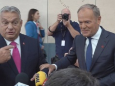 Nietypowa sytuacja na konferencji. Orban nagle podszedł do Tuska