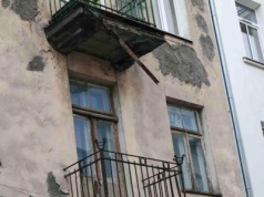 Stalowa belka oderwała się od balkonu tuż nad chodnikiem. 