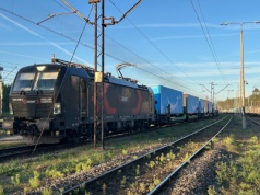 Powolutku naczepy trafiają na tory