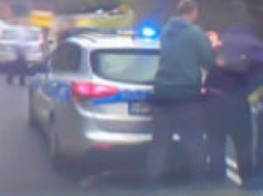 Naćpany uciekał korytarzem życia przed policją. Uderzył w radiowóz (NAGRANIE)