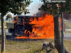 Pożar pojazdu dostawczego. Auto było objęte całe ogniem
