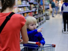 Zwróciła dziecku uwagę w sklepie. Nagle obca kobieta zaczęła ją pouczać. 