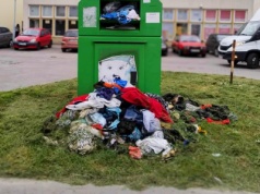„Jedno wielkie śmietnisko” pod pojemnikami na odzież w Rzeszowie. Co na to Urząd Miasta?