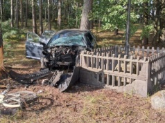 19-latek stracił panowanie nad autem i dachował. Uderzył w rower trzymany przez kobietę i drzewo